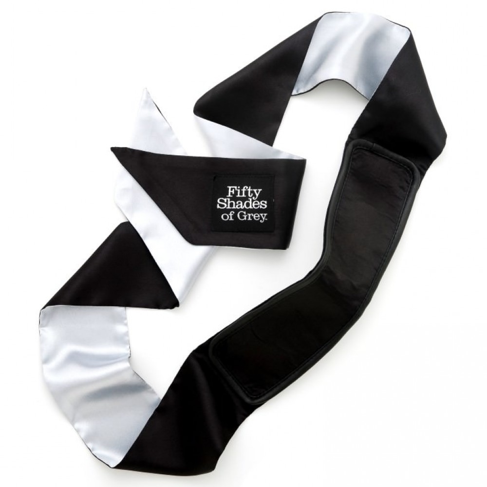 Deluxe Blackout Blindfold   הוסיפו מסתורין ותשוקה לחיים האינטימיים שלכם